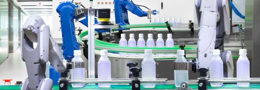 Robots automatizados en una línea de producción de bebidas: La imagen muestra brazos robóticos manipulando botellas en una línea de producción, destacando la eficiencia y precisión de la automatización en la industria alimentaria.